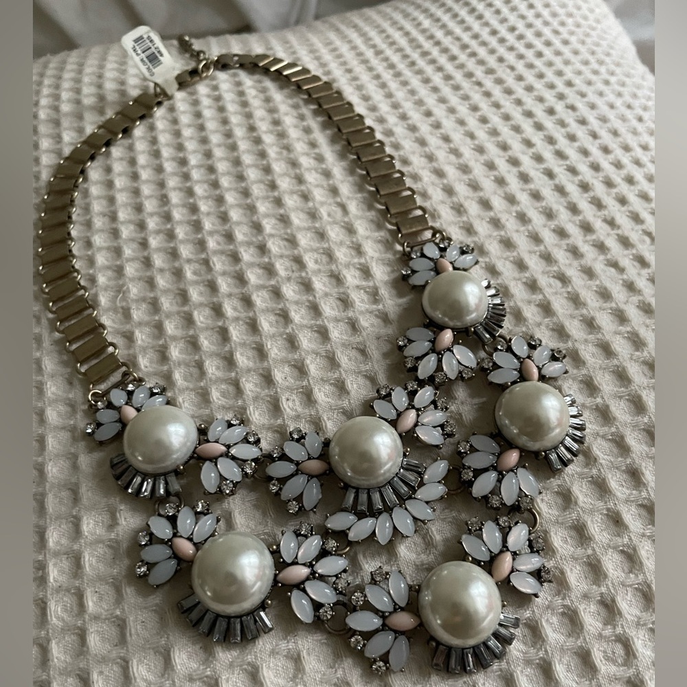 Statement pearl necklace
